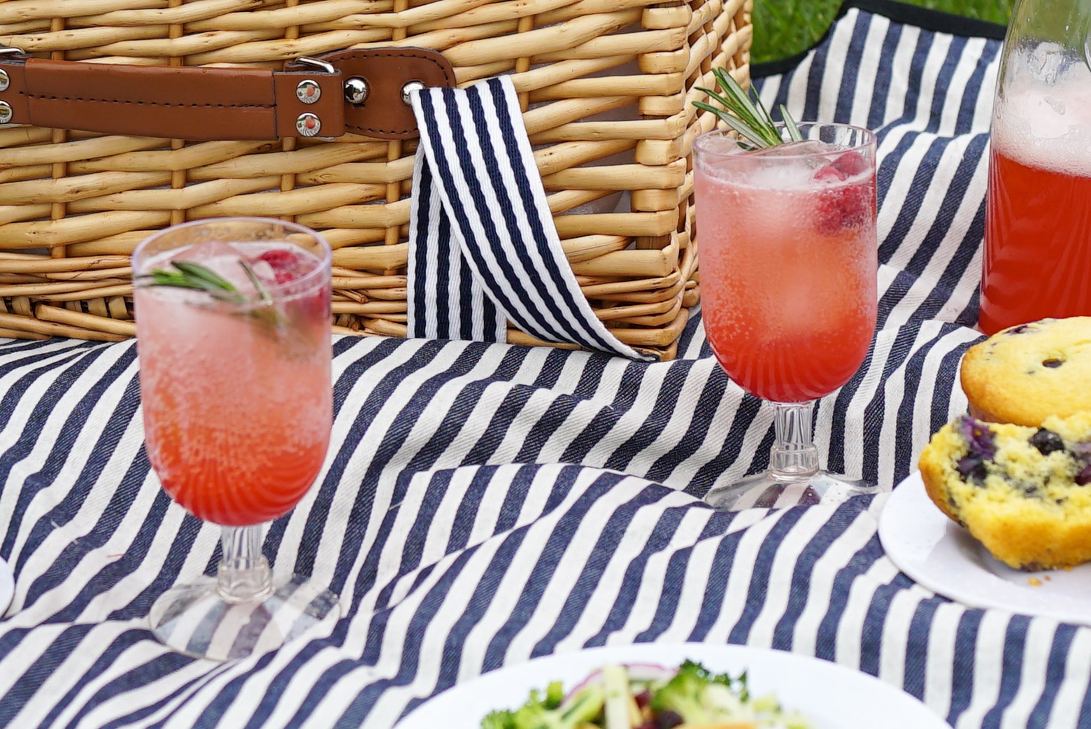 2025.06 Taken Raspberry Rosemary Smash Mocktail Cooking Recipes Picnic 2025.06 Taken Raspberry Rosemary Smash Mocktail Cooking Recipes Picnic